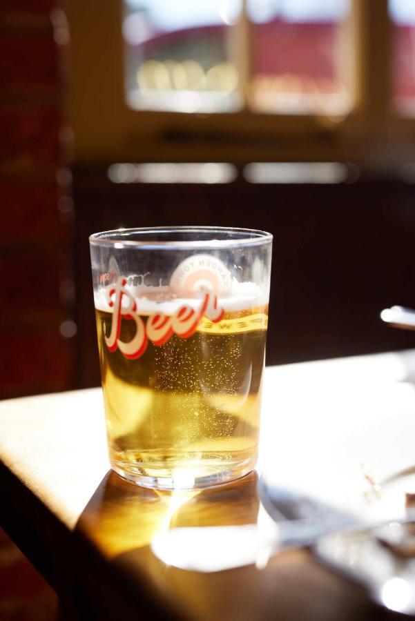 The Queen'S Head Broad Chalke Bagian luar foto